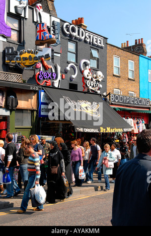 London Camden Lock Market Coldsteel la boutique originale Dr Martens, vêtements et bottes gothiques et punk Banque D'Images