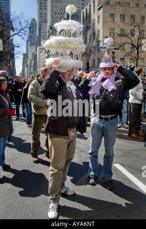 Gâteau de mariage Easter Parade crazy hats on Fifth Avenue New York City Banque D'Images