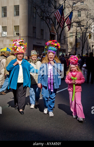 Easter Parade crazy hats on Fifth Avenue New York City Banque D'Images