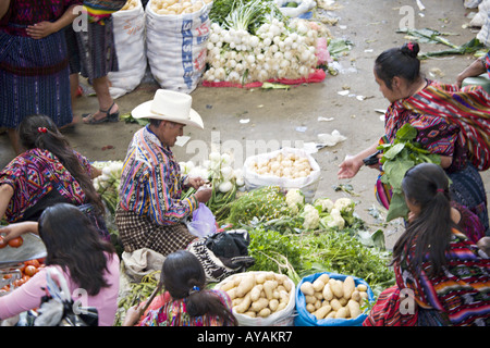 GUATEMALA CHICHICASTENANGO La grande piscine intérieure de légumes du marché à Chichicastenango est le plus grand marché indigène au Guatemala Banque D'Images