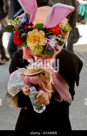 Une femme dans une parade de Pâques crazy hat actualise son chien en costume sur la Cinquième Avenue à New York City Banque D'Images