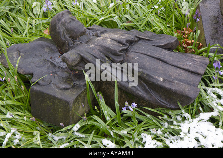 Un ange déchu tombe pendant les chutes de neige à St Mary's Cemetery, Londres Banque D'Images