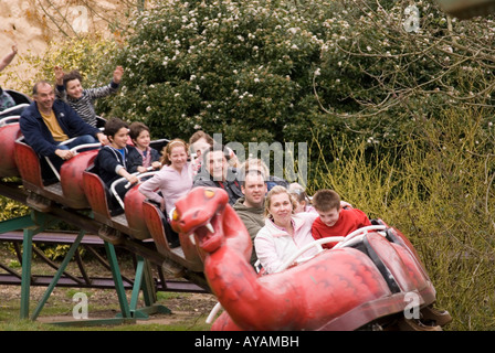Le serpent dans l'Herbe Rollercoaster à thème Pleasurewood Hills Park, Suffolk, Royaume-Uni Banque D'Images