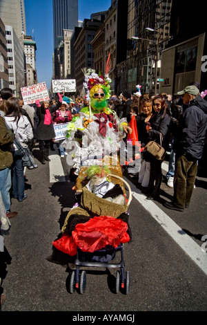 Un barbu de peur et chef de partisans de Barak Obama à la parade de Pâques à New York City Banque D'Images