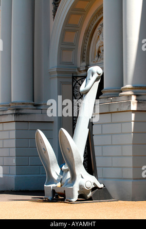 Entrée du Musée maritime national avec colonnes d'ancrage massives de l'océan marin du navire Banque D'Images