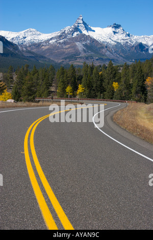 Wyoming Highway 212 s'approche de la Entrée Nord-est du Parc National de Yellowstone sous Pilote et pics Index Banque D'Images