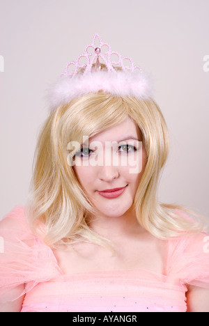 Portrait d'une belle blonde woman wearing tiara rose Banque D'Images