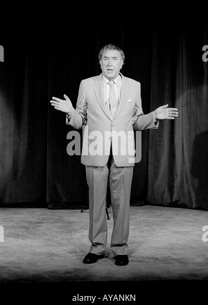 Portrait de l'acteur et humoriste Frankie Howerd prises l'été 1986 Banque D'Images