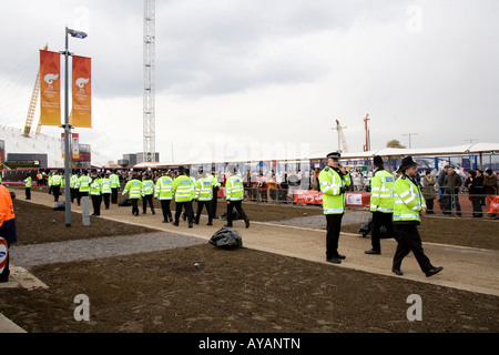 La grande présence de la police protégeant la flamme olympique de Beijing à Londres le 6 avril 2008 Banque D'Images