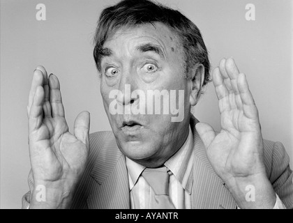 Portrait de l'acteur et humoriste Frankie Howerd prises l'été 1986 Banque D'Images