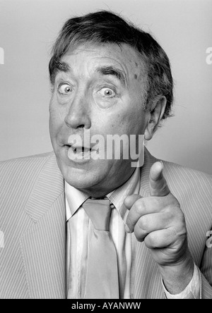 Portrait de l'acteur et humoriste Frankie Howerd prises l'été 1986 Banque D'Images