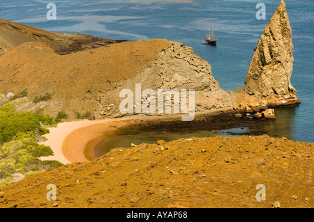 Pinnacle rock et la plage Isla Bartolome Îles Galapagos Équateur Amérique du Sud Banque D'Images