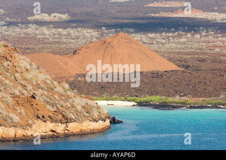 Des cônes volcaniques de lave et Bartolome Îles Galapagos Équateur Amérique du Sud Banque D'Images