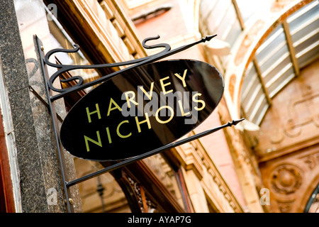 Harvey Nichols signe au Victoria Quarter , Leeds , West Yorkshire , Royaume-Uni Banque D'Images