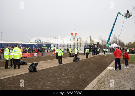 La grande présence de la police protégeant la flamme olympique de Beijing à Londres le 6 avril 2008 Banque D'Images