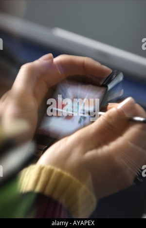 Woman Using Electronic Organizer Banque D'Images