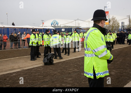 La grande présence de la police protégeant la flamme olympique de Beijing à Londres le 6 avril 2008 Banque D'Images