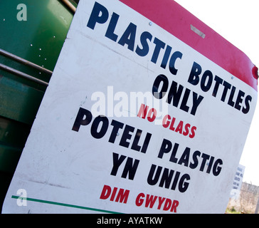 Déchets et recyclage signe à une communauté locale site écrit en anglais et gallois Banque D'Images