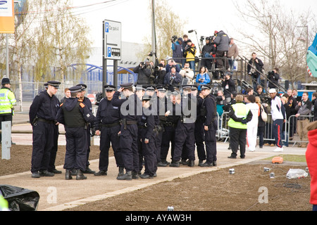 La grande présence de la police protégeant la flamme olympique de Beijing à Londres le 6 avril 2008 Banque D'Images