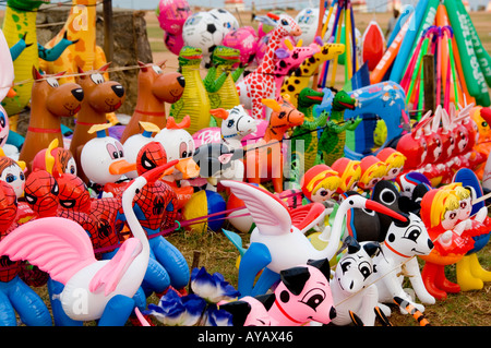 Les animaux et les jouets gonflables à vendre sur la plage de Colombo, Sri Lanka. Banque D'Images