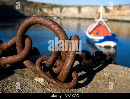 Port avec bateau de pêche et d'amarrage Banque D'Images