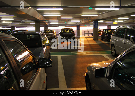 Parking au coucher du soleil, Terminal 5, Heathrow Airport, London, Greater London, Angleterre, Royaume-Uni Banque D'Images