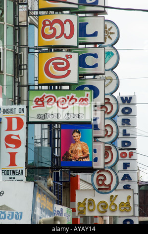 Enseignes de boutiques sur la rue principale de Negombo, près de Colombo, Sri Lanka. Banque D'Images