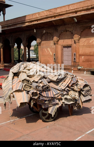 Ils ont accumulé des tapis de prière à la mosquée Jama Masjid, dans le Vieux Delhi, en Inde. Banque D'Images