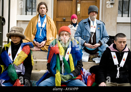 Les manifestants dans la méditation au Tibet libre manif contre l'Europe Royaume-uni Londres Jeux olympiques Chinois Banque D'Images