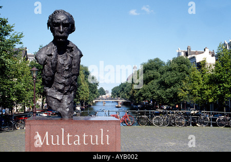 Buste de Multatuli un célèbre auteur néerlandais qui a écrit des livres sur le commerce du café à l'Est de l'Inde Banque D'Images