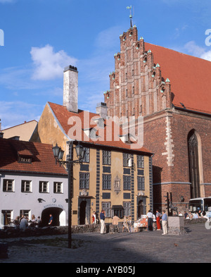 Petite place montrant St.John's Church, Vieille Ville, Riga, Lettonie Banque D'Images