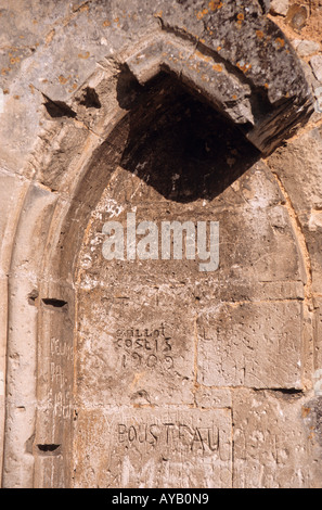 Détail Graffiti Ruines de Prieure de la St Trinite Beaumont le Roger Banque D'Images