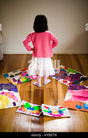 Petite fille âgée de 4 ans se situe dans le cercle de ses propres dessins Banque D'Images