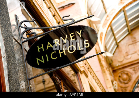 Harvey Nichols signe au Victoria Quarter , Leeds , West Yorkshire , Royaume-Uni Banque D'Images