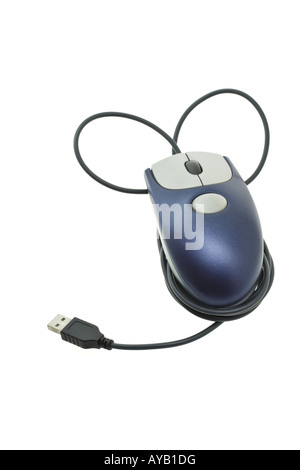 Souris d'ordinateur avec un câble USB sur fond blanc Banque D'Images