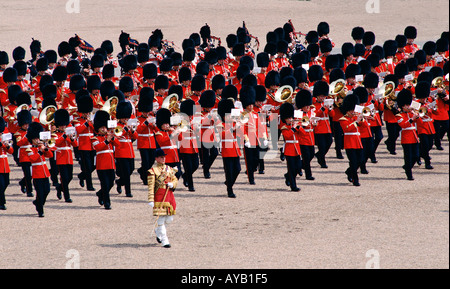 Grenadier Guards lors de la Parade du Queens Parade Londres Horseguards à couleur Banque D'Images