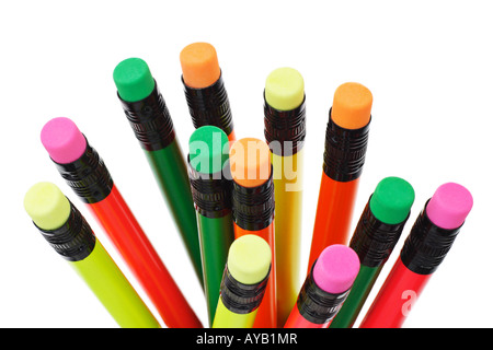 Multi couleurs crayons de couleur d'écriture avec gomme tops sur fond blanc Banque D'Images