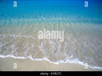 Vagues sur la bande de sable Banque D'Images