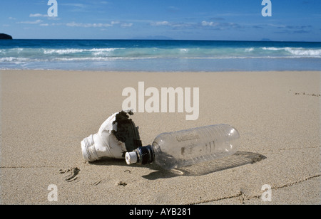 Les déchets en plastique échoué sur une plage des Caraïbes immaculée à St Barth. Banque D'Images