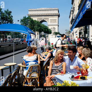 Scène Café Parisien sur les Champs Elysées près de l'Arc de Triomphe Banque D'Images