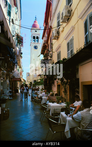 Une petite rue latérale dans la ville de Corfou en Grèce Banque D'Images