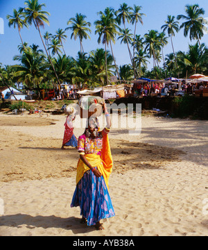 Le beachsellers au marché d'Anjuna à Goa. Banque D'Images