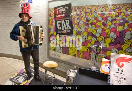 Musicien ambulant à Silly Union Jack Flag Hat l'Underground London UK Europe Banque D'Images
