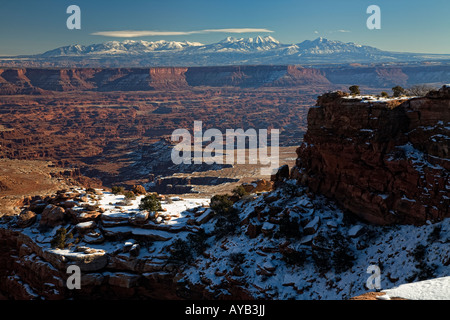 Vue de la neige d'hiver de groseille Canyon dans le Parc National de Canyonlands La Sal montagnes en arrière-plan, près de Grand View Point oublier Banque D'Images