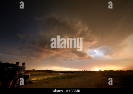 Storm Chasers regarder un mur de nuages en développement rural au coucher du soleil dans le Kansas, le 23 avril 2006. Banque D'Images