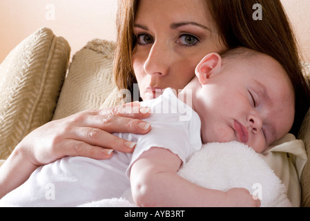 Close-up d'une mère tenant un bébé à dormir sur ses épaules Banque D'Images