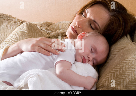 Close-up of a sleeping mère tenant un bébé à dormir sur ses épaules Banque D'Images