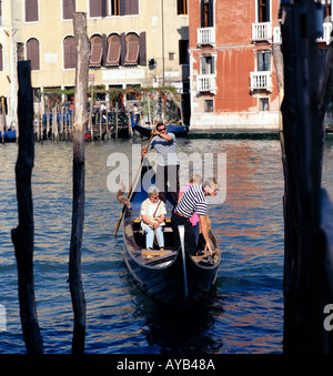 Water Taxi Ferries généralisée des personnes Grand Canal à Venise Italie Banque D'Images