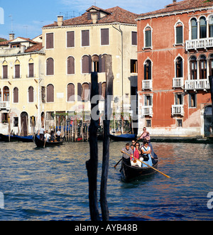 Water Taxi Ferries généralisée des personnes Grand Canal à Venise Italie Banque D'Images