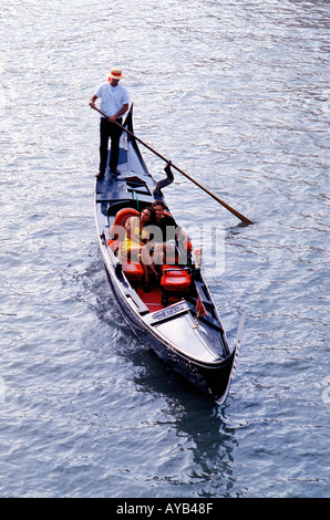 Couple riding dans une gondole à Venise en Italie. Banque D'Images